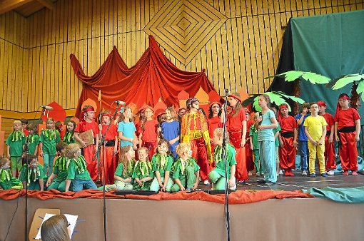 Buntes Bild auf der Bühne: Die Kinder überzeugen bei ihrer Aufführung  mit jeder Menge Sing- und Spielfreude. Foto: Wößner Foto: Schwarzwälder-Bote