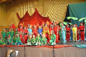 Buntes Bild auf der Bühne: Die Kinder überzeugen bei ihrer Aufführung  mit jeder Menge Sing- und Spielfreude. Foto: Wößner Foto: Schwarzwälder-Bote