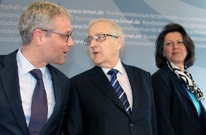 Minister unter sich (von links): Umweltminister Norbert Röttgen (CDU), Wirtschaftsminister Rainer Brüderle (FDP) und Landwirtschaftsministerin Ilse Aigner (CSU) Foto: dpa