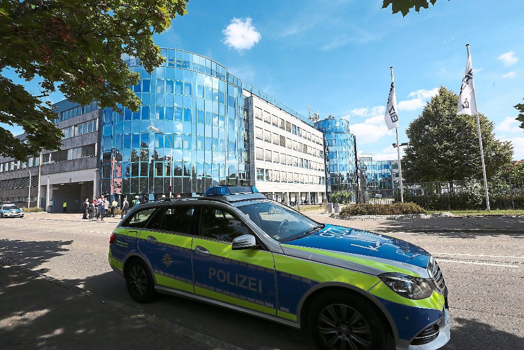 Ein Polizeiauto steht vor der Bizerba-Zentrale in Balingen. Bei dem  Unternehmen ging am Freitag eine Bombendrohung ein – das löste einen Großeinsatz mit erheblichen Folgen für das öffentliche Leben in der Stadt aus.
