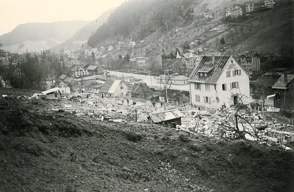 Am 21. März 1945 schlugen die Bomben in Schramberg zu. Für diejenigen, die den Schicksalstag kurz vor Ende des Zweiten Weltkriegs erlebt haben, ist er bis heute unvergesslich geblieben. Unser Bild zeigt die damalige Siedlingsstraße, heute Landenbergerstraße, nach dem Bombenangriff.