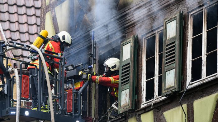 Zwei Tote nach Feuer in Fachwerkhaus geborgen