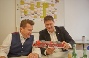 Ralph Zimmermann (links) und Peter Rosenberger haben einen Grund, sich über diese Miniatur-S-Bahn zu freuen. Foto: Jürgen Lück