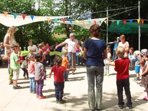 Beim Sommerfest des Waldorfkindergartens wurde gemeinsam gesungen und getanzt.  Foto: Frommann Foto: Schwarzwälder-Bote