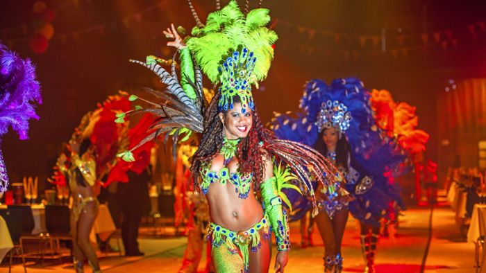Samba-Tänzerinnen entfachen Feuerwerk bei  brasilianischer Nacht