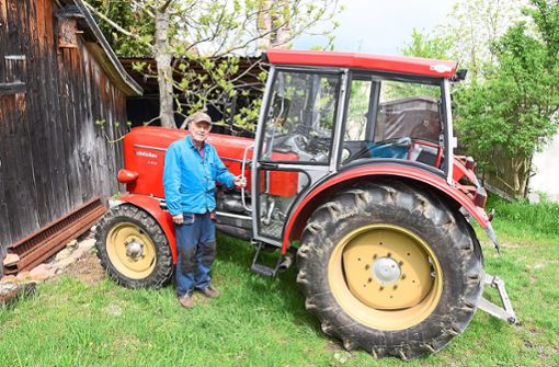 Wolfgang Reichart in Salzstetten präsentiert seinen selbst restaurierten Schlüter-Traktor S 650. Eine Premium-Marke und sein persönliches Traum-Vehikel. Foto: Maier