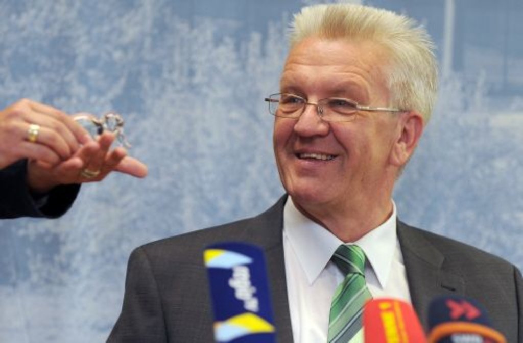 Bei seiner ersten Pressekonferenz als Ministerpräsident feiert Winfried Kretschmann seinen 63. Geburtstag. Als Geschenk gibts einen kleinen gläsernen Elefanten, den ...