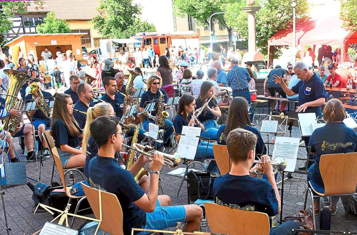 3500 Euro blieben beim Sommerfest der Wellendinger Vereine am Rathausplatz Ende Juni hängen. Ein Teilbetrag soll in Kinderspielplätze investiert werden. Foto: Weisser