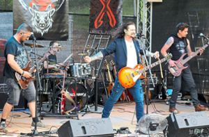 X-Disclaimer, die Rockband aus dem tiefen Süden, heizt zum Auftakt gleich richtig ein beim Heavy Michel Festival Foto: Kommert