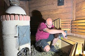 Schreinermeister Steffen Treiber bei Arbeiten in der Schwarzwald-Sauna. Foto: Zoller
