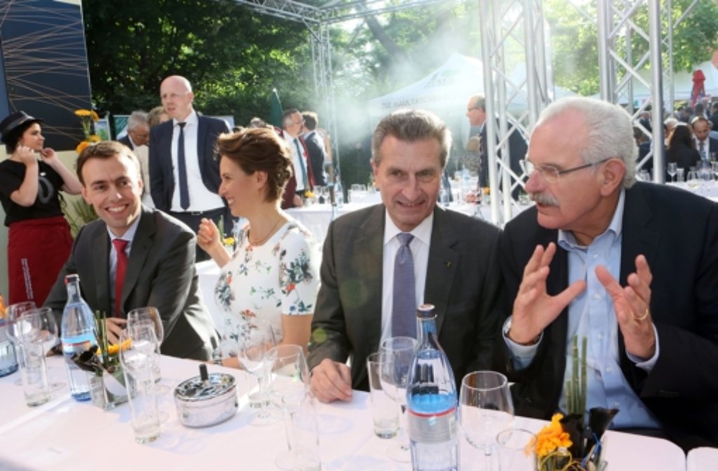 Stallwächterparty in Berlin (von links): Finanzminister Nils Schmid (SPD), seine Frau Tülay, EU-Kommissar Günther Oettinger und Fernsehmoderator Ulrich Deppendorf