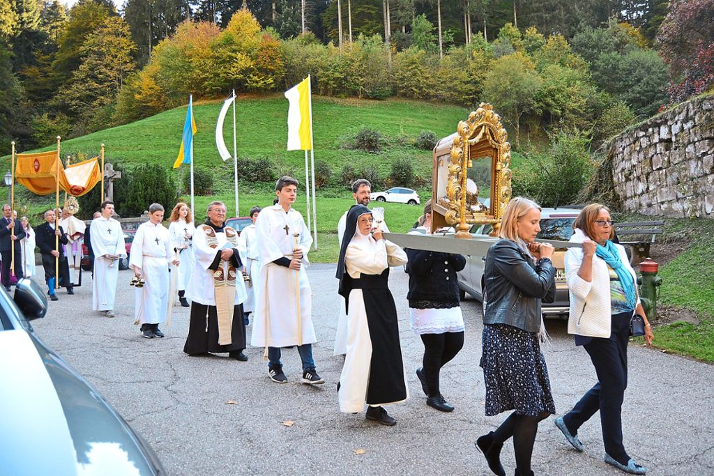 Eine Prozession durch das Witticher Tal schließt sich der feierlichen Andacht am Nachmittag an.  Fotos: Kiolbassa