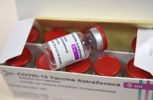 Ist nicht in vereinbarter Menge vorhanden: der Astrazeneca-Impfstoff. (Symbolbild) Foto: dpa/Alain Jocard