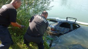 Polizei fischt Opel aus dem Neckar