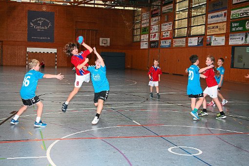 Auch bei den jüngsten Handballern geht es schon kräftig zur Sache. Foto: Heinzmann Foto: Schwarzwälder-Bote