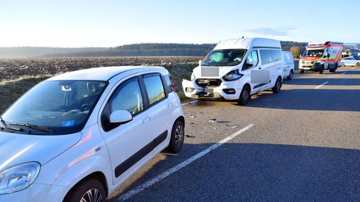 Taxi prallt auf Kleinwagen: Zwei Verletzte bei Unfall bei Schramberg-Heiligenbronn