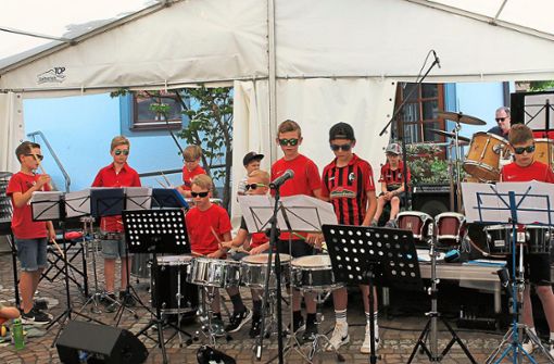 Die Halbe-Meter-Band zeigte im Festzelt ihr musikalisches Können. Foto: Störr