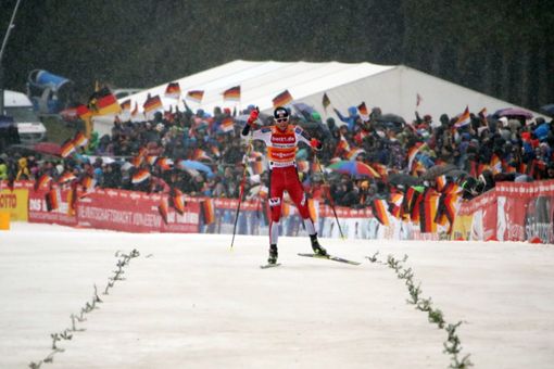 Weltcup-Gesamtsieger Jarl Magnus Riiber (Norwegen) gewinnt auch das letzte Saisonrennen beim Weltcup Finale Nordische Kombination Schonach. Foto: Eibner