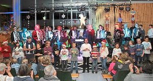 Dezemberträume des Akkordeonvereins in der Halle in Überauchen.  Foto: Schwörer Foto: Schwarzwälder-Bote