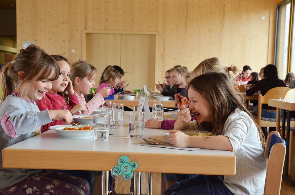 Den Kindern in der Bitzer Mensa mundete das Essen sichtlich. Fotos: Reich