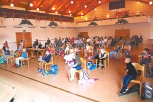 Mit ihrem Schulranzen und Einschulungstüte sitzen die neuen Schüler in Corona-Abstand in der Uhrmacher-Ketterer-Halle bei der Einschulungsfeier.Fotos: Kommert Foto: Schwarzwälder Bote