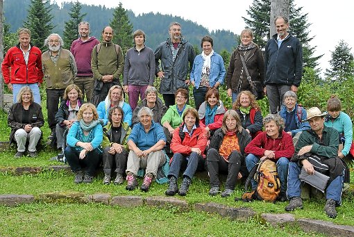 Zahlreiche Interessierte nahmen am Waldforum mit dem Umweltexperten Olfert Dorka (hinten rechts) teil. Foto: Braun Foto: Schwarzwälder-Bote