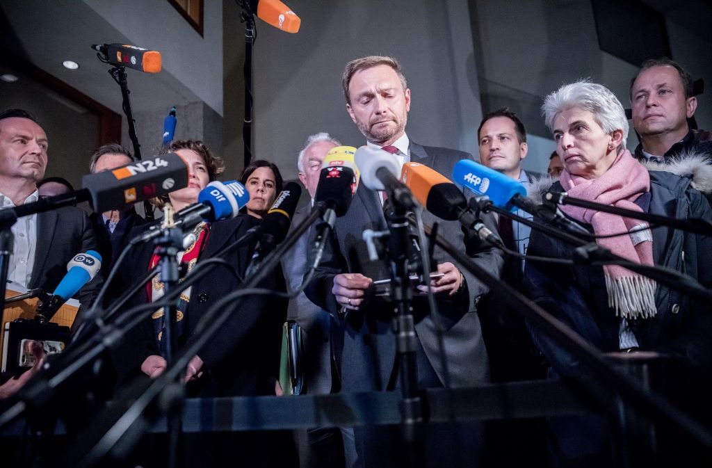 FDP-Chef Christian Lindner (r.) während seines Statements vor Journalisten in Berlin.