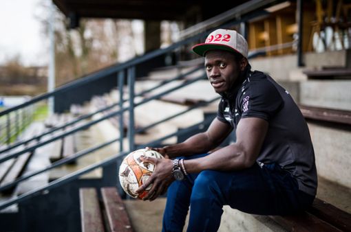 Kebba Manneh sitzt im Wutachstadion auf der Tribüne seines Fußballvereins SC Lauchringen.  Foto: dpa