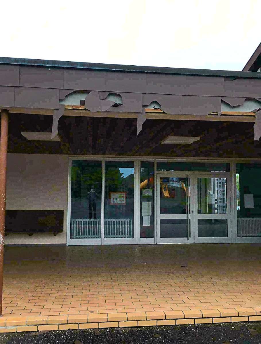 Vermutlich mit Steinen wurde die Fassade des Vordachs der Grundschulaußenstelle im Dietinger Ortsteil  Böhringen eingeworfen.Fotos: Gemeinde Dietingen