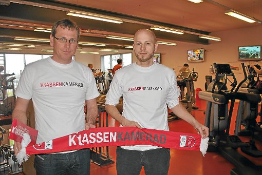 Mit dem Verkauf von T-Shirts und Schals wollen Norbert und Philipp Vollmer den K(l)assenerhalt schaffen. Foto: Baum Foto: Schwarzwälder-Bote