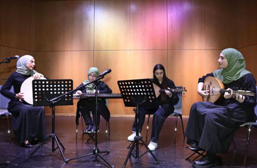 Beim Fastenbrechen im Nagolder Kubus standen auch musikalische Vorträge auf traditionellen türkischen Instrumenten auf dem Programm. Foto: Uwe Priestersbach