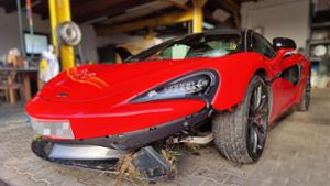 Unbekannter verursacht Unfall mit beschädigtem Supersportwagen