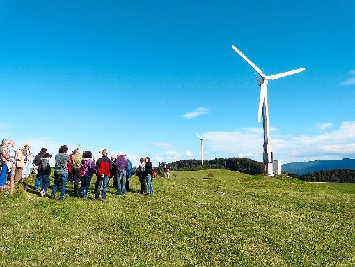 Der Verein  EnergieWende besichtigt eine Kleinwindanlage mit 15 Kilowatt Leistung und zehn  Metern Nabenhöhe.   Foto: Duffner Foto: Schwarzwälder-Bote