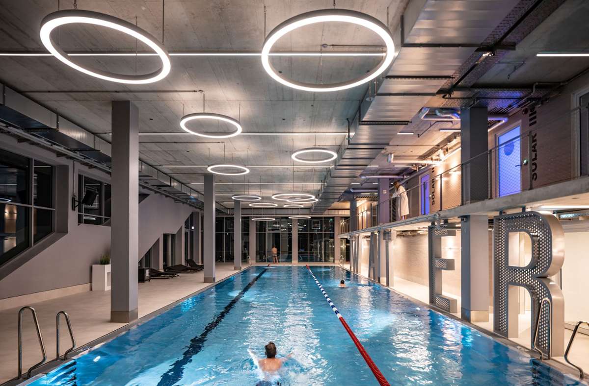 Das experimentelle Gebäude steht auf dem ehemaligen Pfanni-Gelände nahe des Münchner Ostbahnhofs. Zu dem Fitnessstudio, das der Hybrid beherbergt, gehört auch ein 25-Meter-Pool im dritten Obergeschoss.