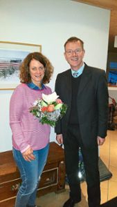 Blumen zum Dank: Daniela Zeller mit Bürgermeister Klaas Klassen. Foto: Gemeindeverwaltung Schopfloch Foto: Schwarzwälder Bote