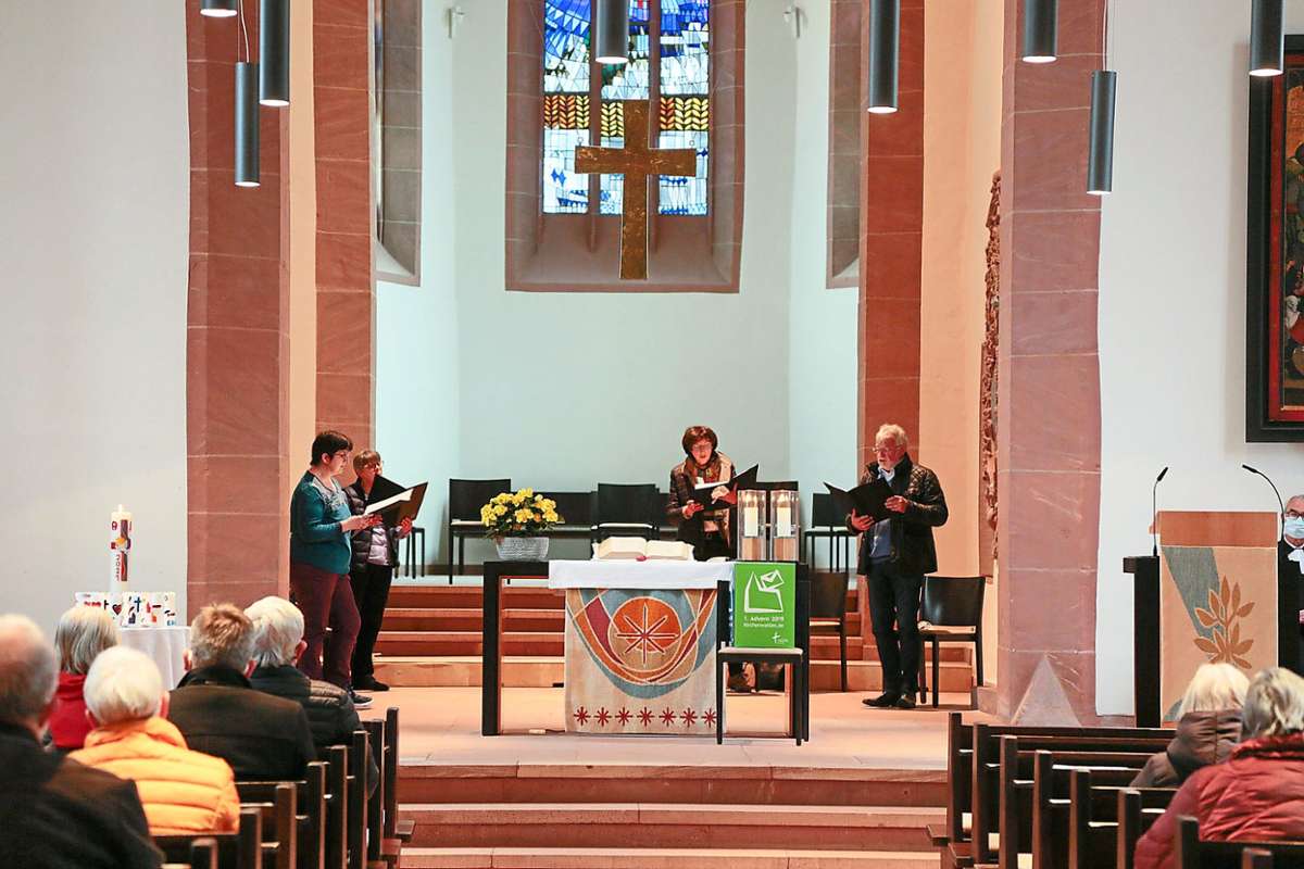 Der Kirchenchor und Rainer Knoll an der Orgel  begleiteten den Wahlgottesdienst musikalisch.