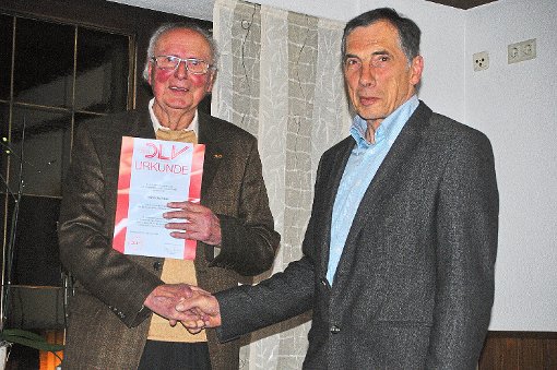 Otto Maier   erhielt aus der Hand von Ottmar Heiler (rechts)  die goldene Ehrennadel des Badischen Leichtathletikverbandes für seine großen Verdienste um die Leichtathletik in seinem Verein.  Foto: Heiler Foto: Schwarzwälder-Bote