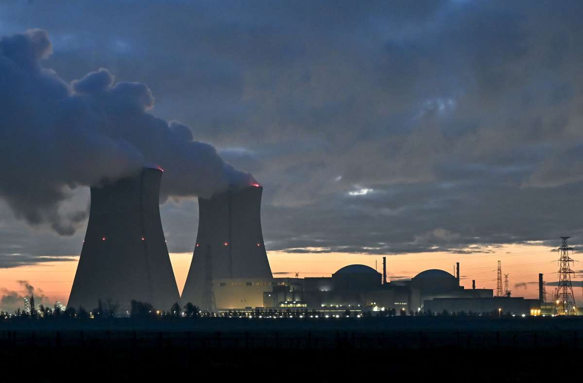 Im Atomkraftwerk  Doel wird ein Meiler vom Netz genommen. Viele Politiker wollen ihn weiter in Betrieb lassen, doch die Betreiber sind, auch aus Sicherheitsgründen, ganz anderer Meinung. Foto: dpa/Dirk Waem