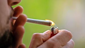 Ein Mann raucht Cannabis.Die Droge soll bald legal zu kaufen sein – birgt aber auch zahlreiche Gefahren. Foto: /dpa/Hannes P Albert