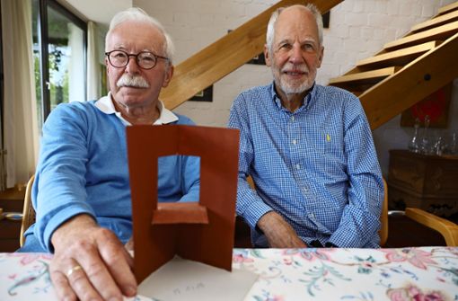Vor Friedrich Engelke (links) und Heinz Lörcher, erster und zweiter Vorsitzender des Vereins Pro Stolpersteine VS, steht das Künstlermodell für das „Buch des Erinnerns“. Foto: Birgit Heinig