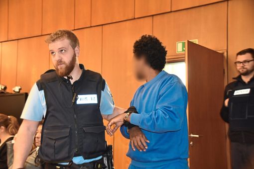 Das Regierungspräsidium Freiburg prüft die Ausweisung des psychisch-kranken Souleyman A. (rechts). Im August 2018 tötete er einen Offenburger Hausarzt.    Foto: Armbruster