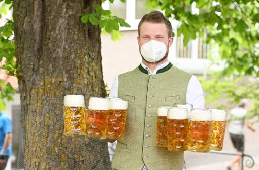 Das Land will den Betrieb von Biergärten und Außengastronomie sowie Hotels in weniger pandemiebelasteten Stadt- und Landkreisen erlauben, wenn es die Corona-Belastung zulässt. (Symbolbild) Foto: dpa/Tobias Hase