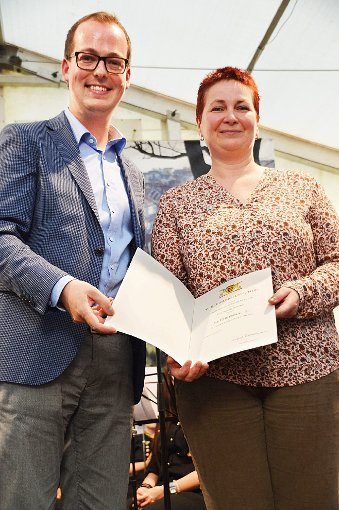 Der Bürgermeister Frank Schroft überreichte die Landesehrennadel an Stefanie Wochner. Foto: Lissy Foto: Schwarzwälder-Bote