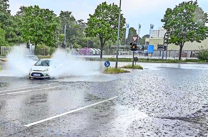 Heftiges Gewitter geht nieder: Straßen in Offenburg werden überflutet