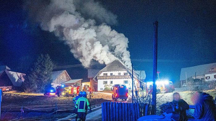 Dachstuhl eines Gengenbacher Bauernhauses steht in Flammen