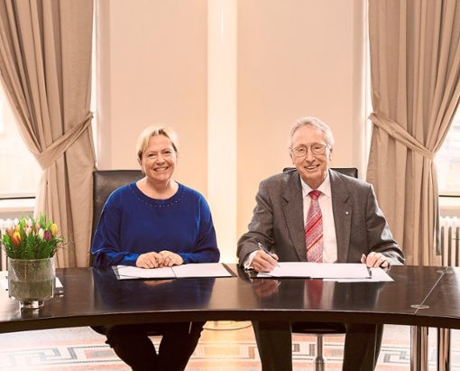 Kultusministerin  Susanne Eisenmann und  Hans-Werner Hector unterzeichneten   in Stuttgart die Vereinbarung über die Weiterförderung der Hector-Kinderakademien.   Foto: Steinhilber Foto: Schwarzwälder Bote