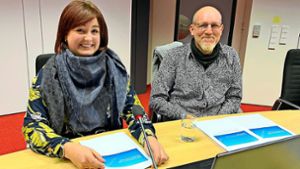 Anna-Lisa Kellner und Carsten Bauer sind für den wachsenden IT-Bereich im Jettinger Rathaus zuständig. Foto: Uwe Priestersbach