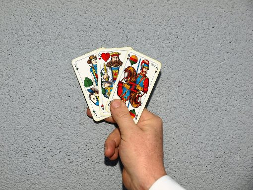 Beim Kartenspiel mit dem Boinerkarle ergaunert sich Josef Nofer 20 weitere Lebensjahre. Ob er dabei glücklich wird, erzählt die Geschichte des diesjährigen Sommernachtstheaters. Foto: Glaser Foto: Schwarzwälder-Bote