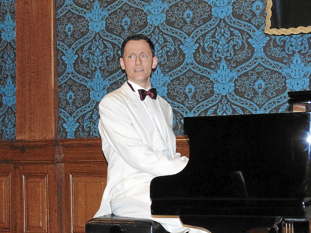 Konstantin Schmidt ließ den guten alten Georg Kreisler musikalisch wieder auferstehen. Foto: Schrader Foto: Schwarzwälder-Bote