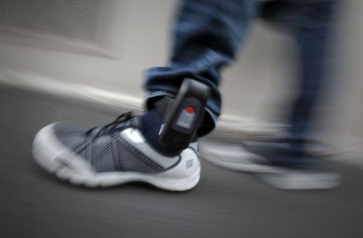Elektronische Fußfessel: Einer von mehreren Vorschlägen, von denen sich die Politik eine bessere Kontrolle potenzieller Terroristen erhofft. Foto: dpa